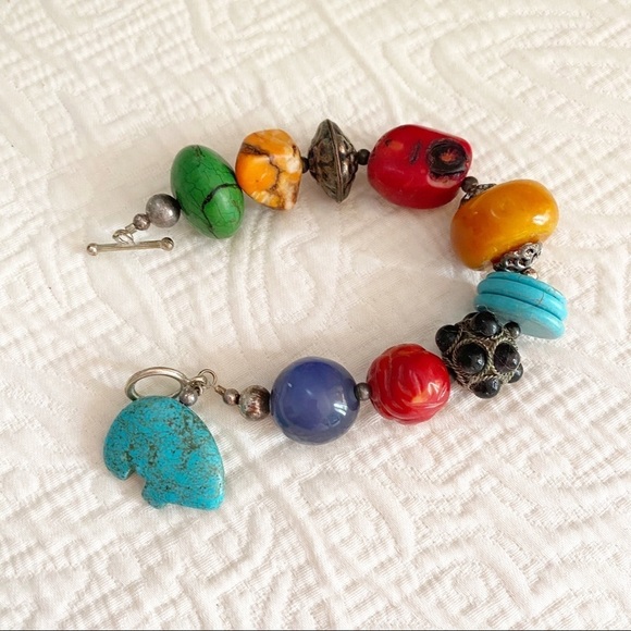 Costume Jewelry Bundle: 4 Necklaces / 1 Bracelet - Picture 3 of 6